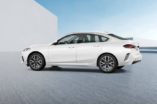 Tampak belakang serong 2 Series Gran Coupe