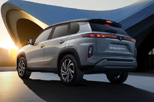 Tampak belakang low angle Grand Vitara