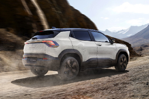 Tampak belakang e-Vitara Tampak belakang e-Vitara