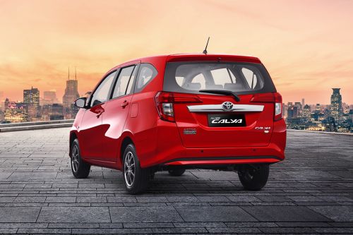 Tampak belakang serong Calya (2016-2018)