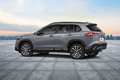 Tampak belakang serong Corolla Cross