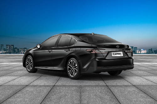 Tampak belakang serong Camry HEV