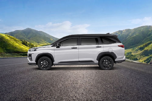Tampak samping Veloz Hybrid EV
