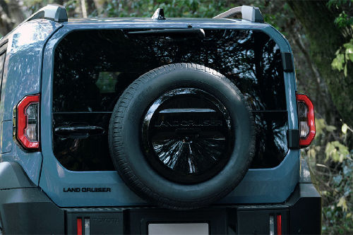 Tampak belakang Land Cruiser FJ