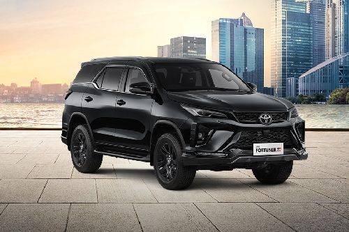 Tampak depan medium Toyota Fortuner