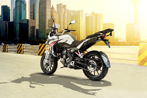 Tampak belakang kanan serong Benelli TRK251