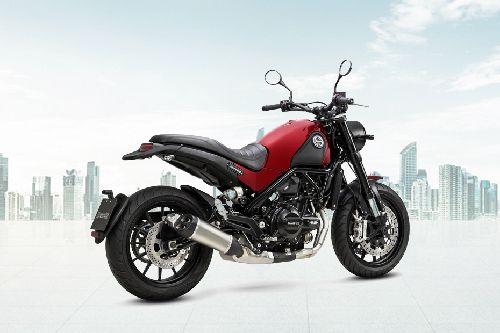 Tampak belakang Benelli Leoncino 500