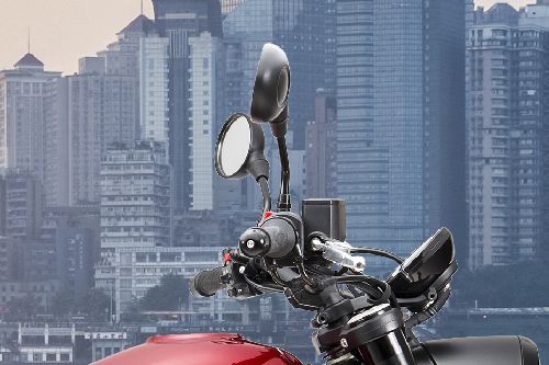 Tampak belakang kanan serong Benelli Leoncino 500