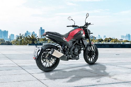 Tampak belakang Benelli Leoncino 250