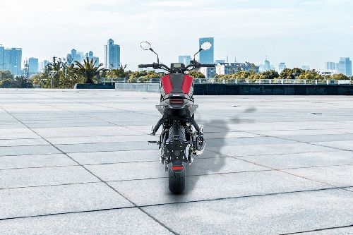 Tampak belakang Benelli Leoncino 250