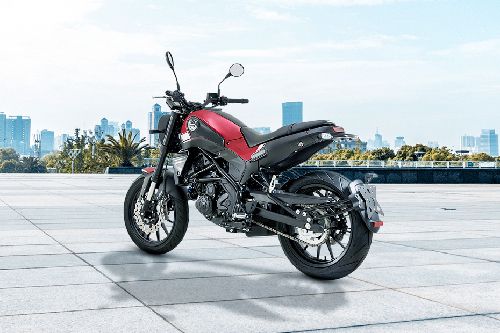 Tampak belakang kanan serong Benelli Leoncino 250