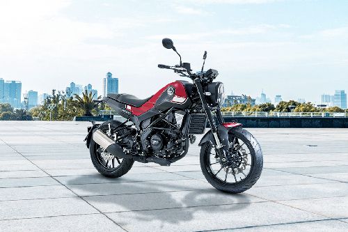 Tampak belakang serong Benelli Leoncino 250