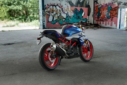 Tampak belakang BMW G 310 R