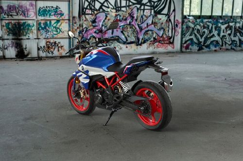 Tampak belakang kanan serong BMW G 310 R