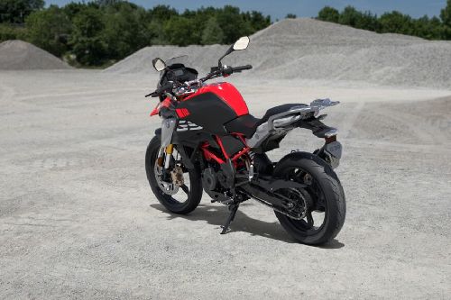 Tampak belakang kanan serong BMW G 310 GS