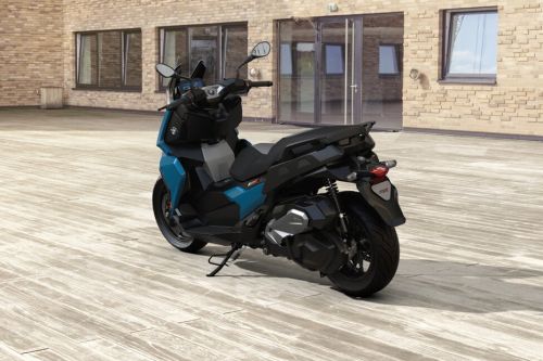 Tampak belakang kanan serong BMW C 400 X