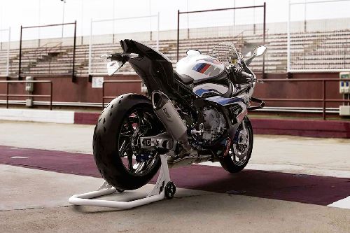Tampak belakang BMW M 1000 RR
