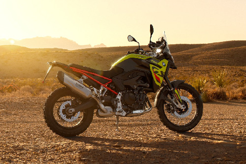 Samping kanan BMW F 900 GS