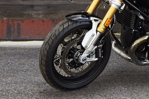 Ban depan BMW R Nine T