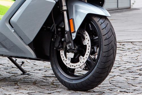 Ban depan BMW C Evolution