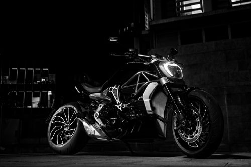 Tampak depan serong atas Ducati XDiavel