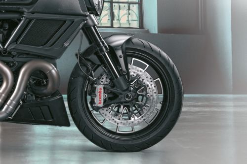 Ban depan Ducati Diavel