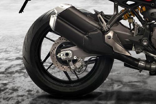 ban belakang Ducati Monster