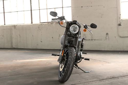 Tampak depan Harley Davidson Roadster