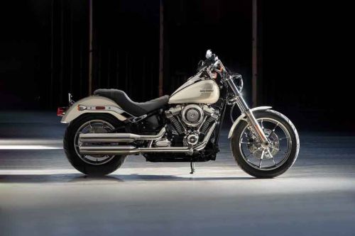 Samping kanan Harley Davidson Low Rider
