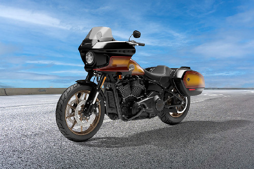 Tampak belakang serong Harley Davidson Low Rider