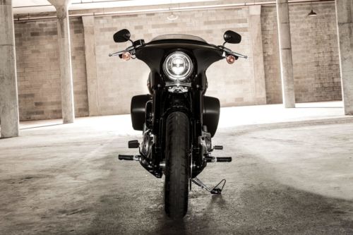 Tampak depan Harley Davidson Sport Glide