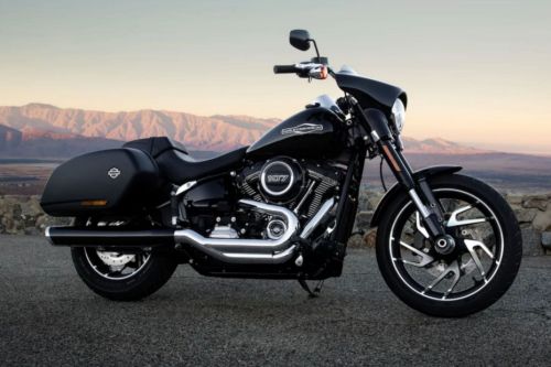 Tampak belakang serong Harley Davidson Sport Glide