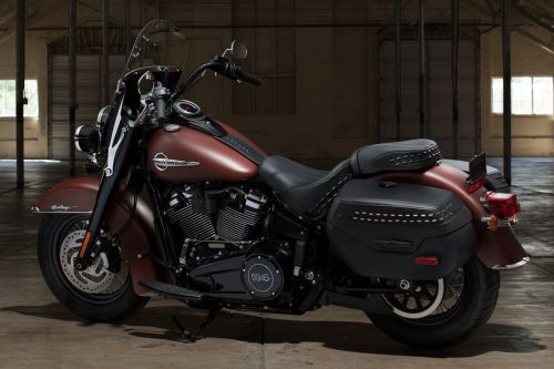 Tampak belakang kanan serong Harley Davidson Heritage Classic