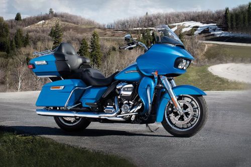 Tampak belakang serong Harley Davidson Road Glide Ultra