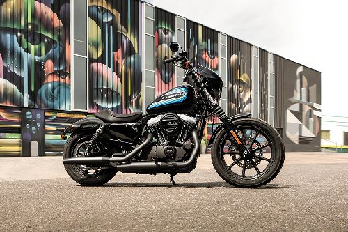 Tampak belakang serong Harley Davidson Iron 1200