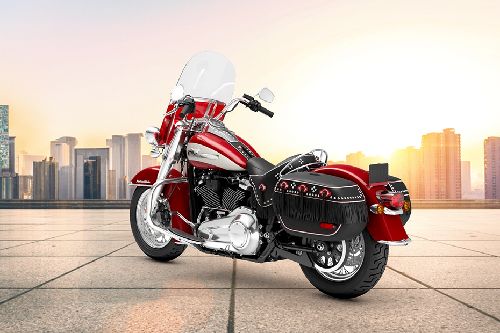 Tampak belakang kanan serong Harley Davidson Hydra-Glide Revival