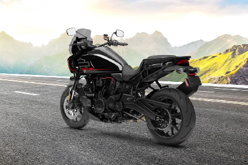 Tampak belakang kanan serong Harley Davidson Pan America 1250 ST