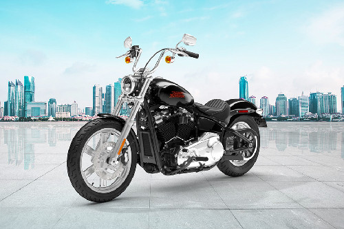 Tampak belakang serong Harley Davidson Softail