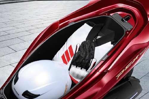 Tampak samping ruang bagasi Honda PCX160