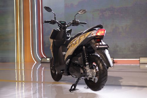 Tampak belakang kanan serong Honda Beat Street