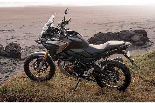 Tampak belakang kanan serong Honda CB150X 