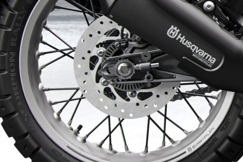 Rem belakang Husqvarna Svartpilen 401