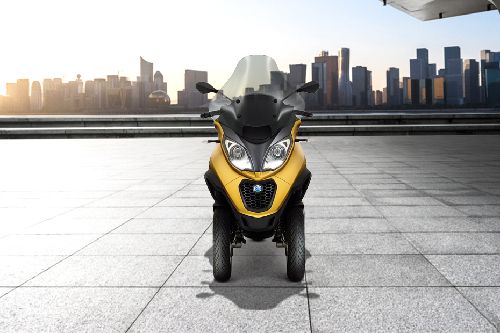 Piaggio MP3 500 Front View Full Image