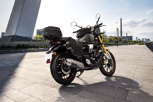 Tampak belakang TVS Ronin