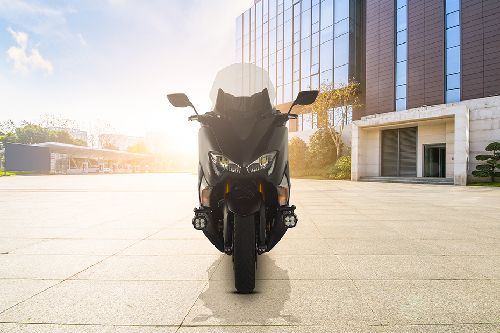 Yamaha TMAX DX Front View Full Image