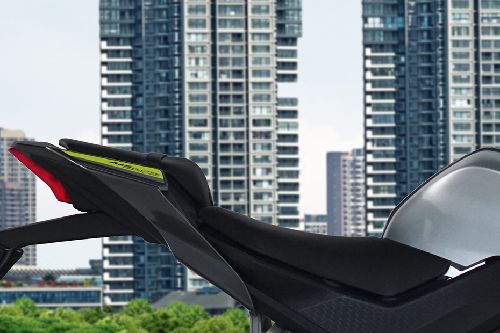 r15 v3 rider seat height