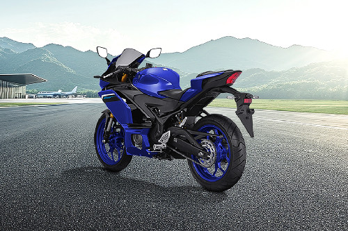 Tampak belakang kanan serong Yamaha YZF R25