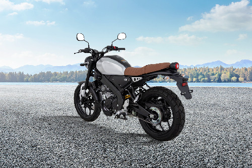 Tampak belakang kanan serong Yamaha XSR 155