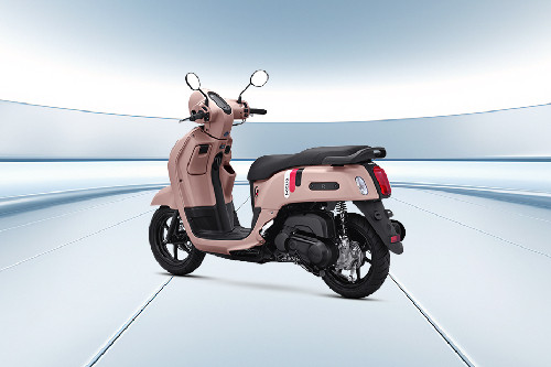 Tampak belakang kanan serong Yamaha Fazzio