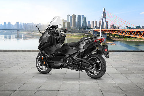 Tampak belakang kanan serong Yamaha Tmax